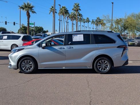 Used 2024 Toyota Sienna XLE image 3