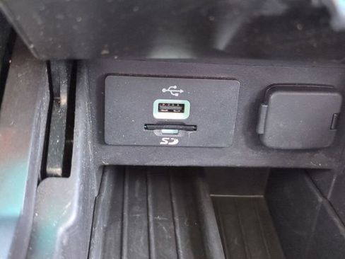 Used 2016 Ford Explorer XLT w/ Equipment Group 202A AWD/4WD image 22