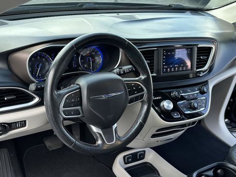 Used 2019 Chrysler Pacifica Touring-L FWD image 24