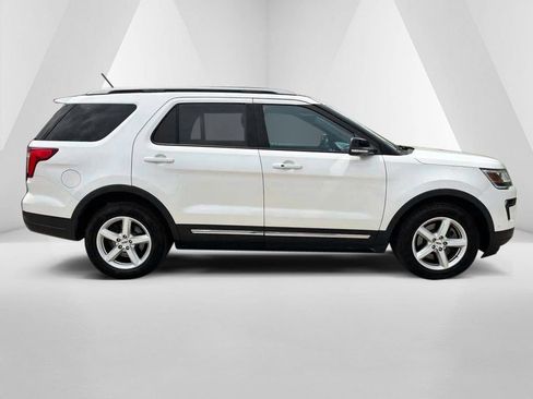 Used 2018 Ford Explorer XLT w/ Equipment Group 202A FWD image 8