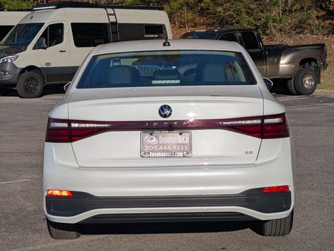 Used 2025 Volkswagen Jetta SE w/ Sunroof Package image 8