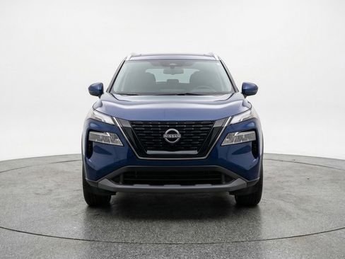 Used 2023 Nissan Rogue SV image 2