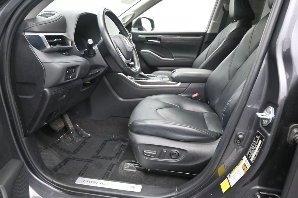 Used 2023 Toyota Highlander Limited FWD image 12