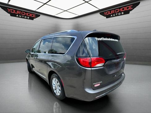 Used 2018 Chrysler Pacifica Touring-L image 3