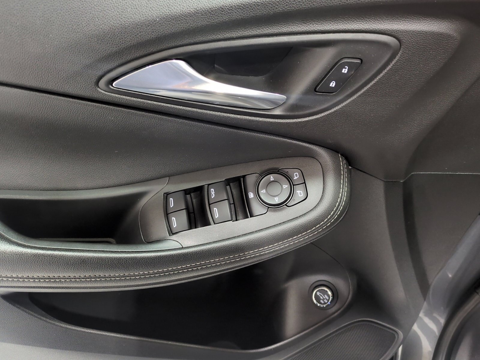 Used 2020 Buick Encore GX Select FWD image 17