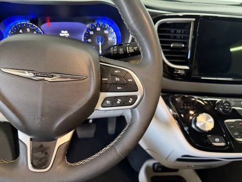 Used 2024 Chrysler Pacifica Touring-L FWD image 15