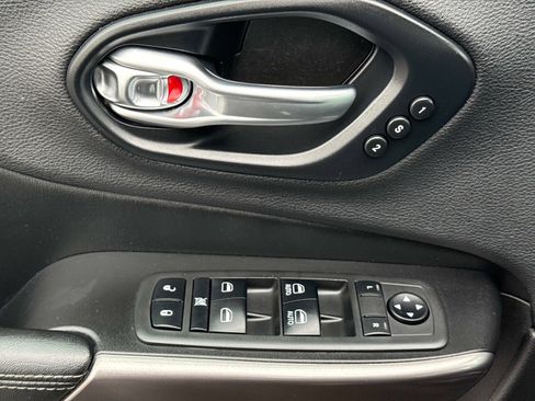 Used 2019 Jeep Cherokee Limited image 22