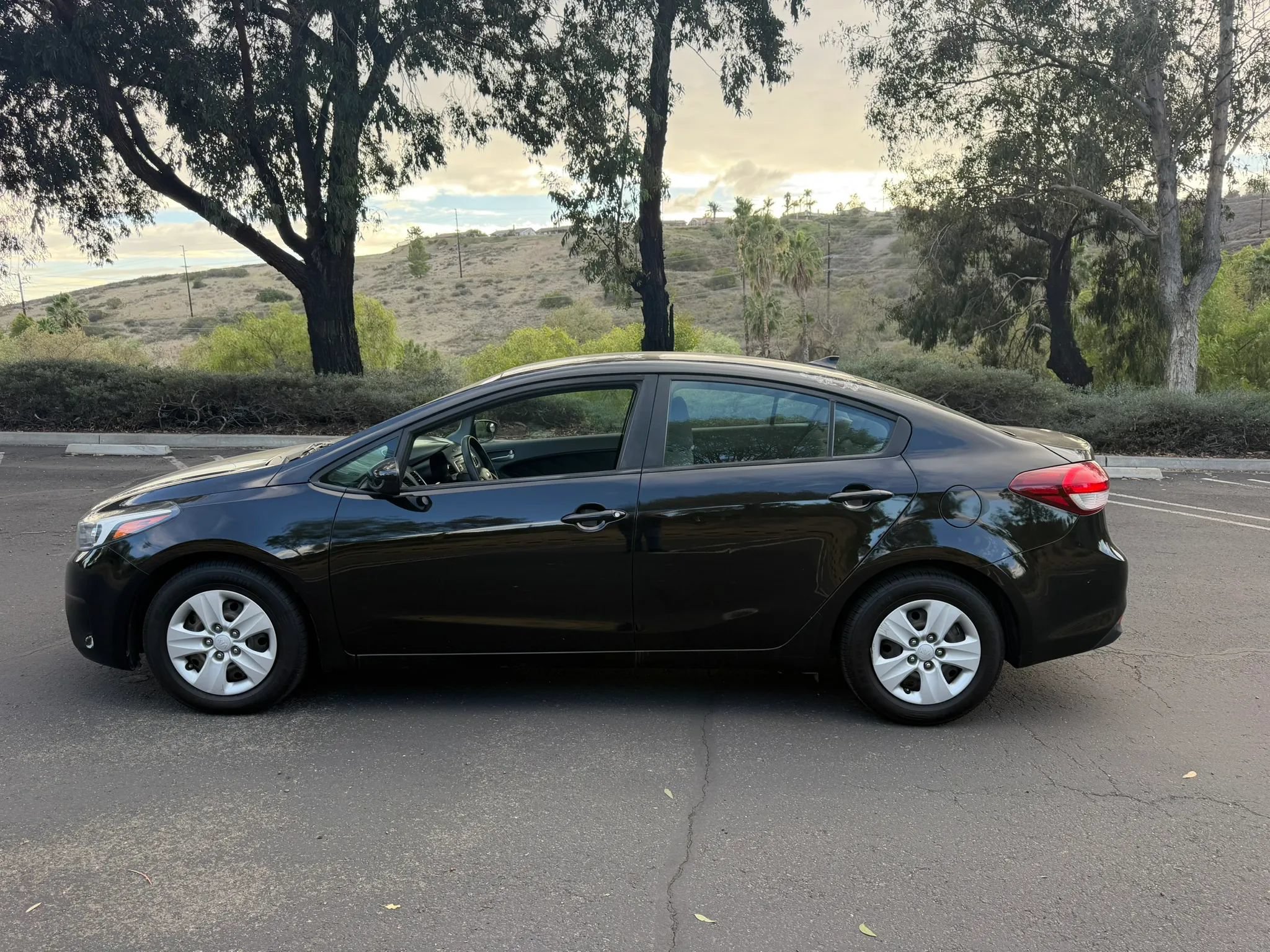 Used 2017 Kia Forte LX FWD image 2