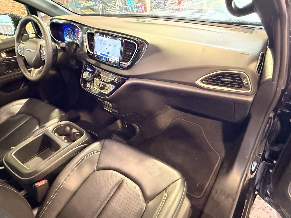 Used 2025 Chrysler Pacifica Select FWD image 14