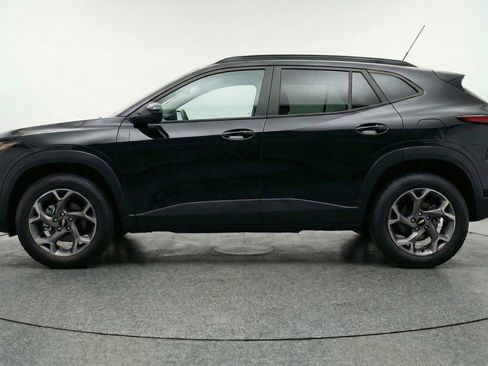 Used 2025 Chevrolet Trax LT w/ LT Convenience Package FWD image 5