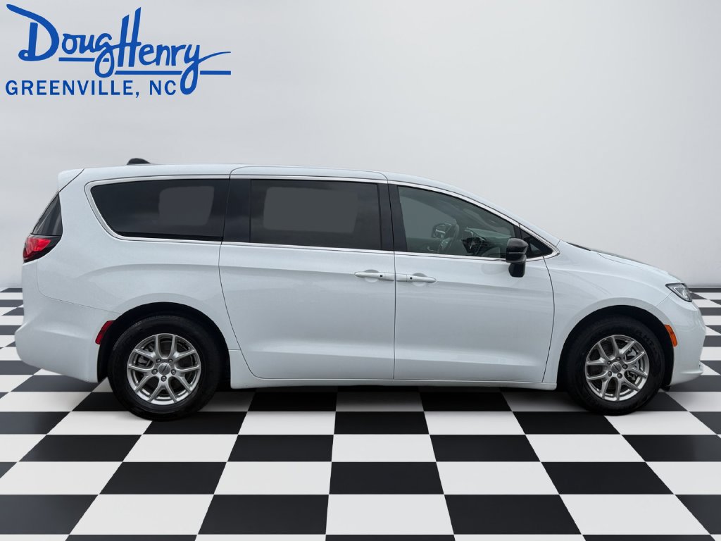 Used 2025 Chrysler Pacifica Select FWD image 6