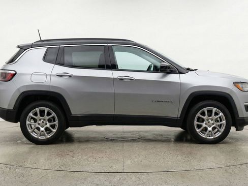Used 2025 Jeep Compass Limited image 8
