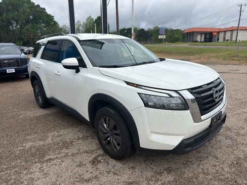 Used 2024 Nissan Pathfinder SV image 10