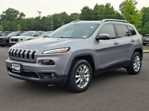 Used 2017 Jeep Cherokee Limited AWD/4WD image 3