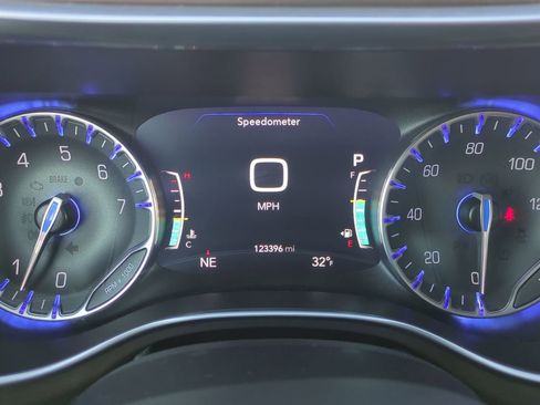 Used 2018 Chrysler Pacifica Touring-L Plus image 38