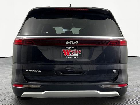 Used 2024 Kia Carnival EX FWD image 5
