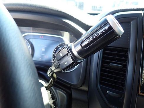 Used 2024 Nissan Titan SV image 21