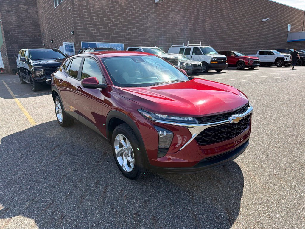 Used 2025 Chevrolet Trax LS w/ LS Convenience Package FWD image 2
