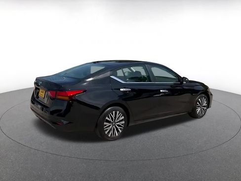 Used 2025 Nissan Altima 2.5 SV FWD image 11