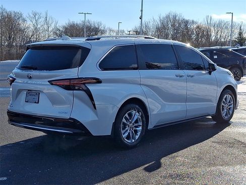Certified 2025 Toyota Sienna Limited image 4