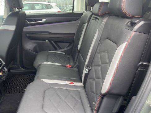 Used 2025 Volkswagen Atlas Peak Edition SE image 8