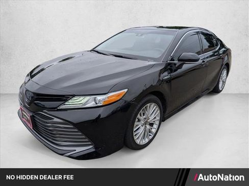 Used 2020 Toyota Camry XLE FWD image 1