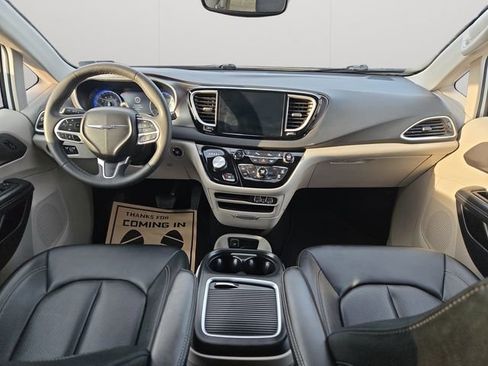 Used 2024 Chrysler Pacifica Touring-L image 18
