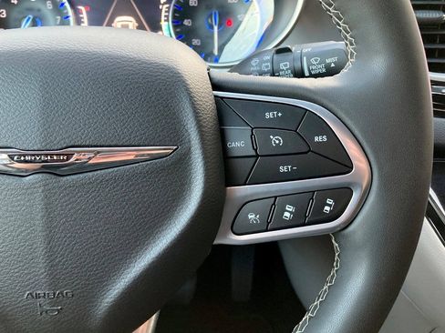 Used 2023 Chrysler Pacifica Touring-L FWD image 19