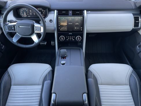 Used 2024 Land Rover Discovery Dynamic SE image 16