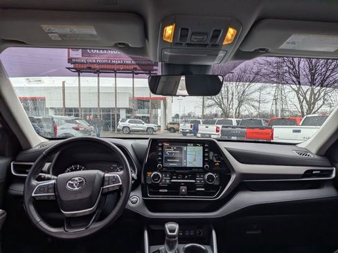 Certified 2022 Toyota Highlander XLE image 12