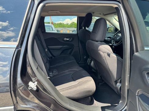 Used 2016 Jeep Cherokee Latitude w/ Comfort/Convenience Group FWD image 12
