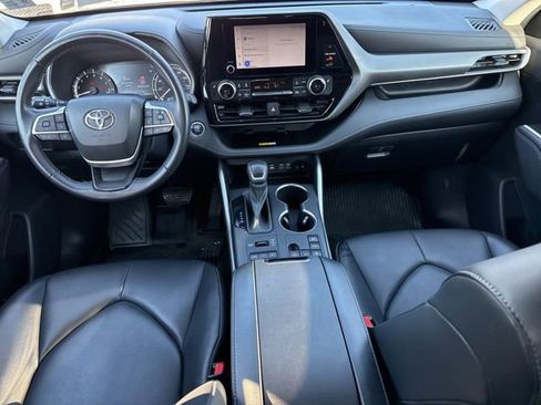 Used 2023 Toyota Highlander XLE image 4