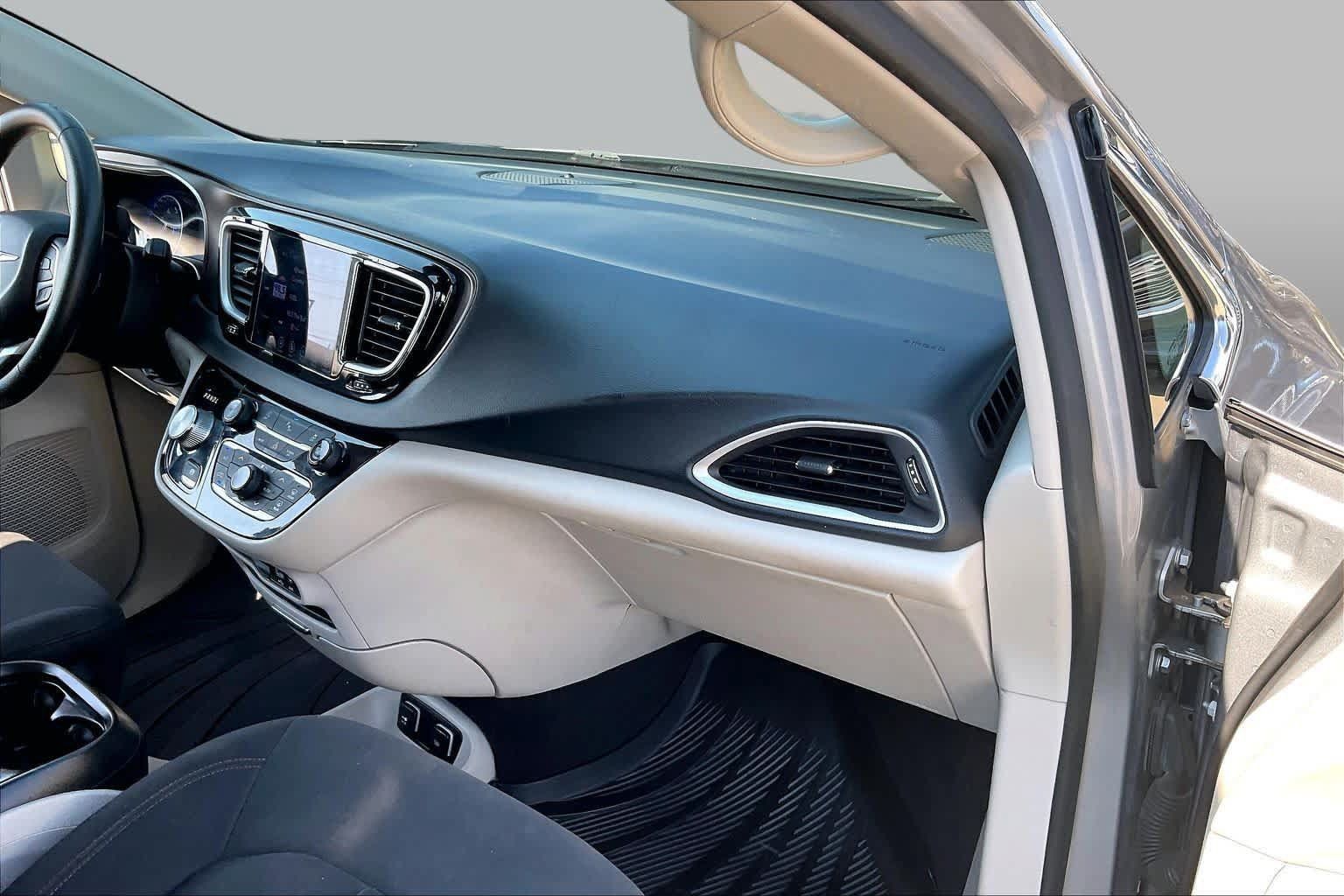 Used 2019 Chrysler Pacifica Touring Plus w/ Tire & Wheel Group FWD image 17