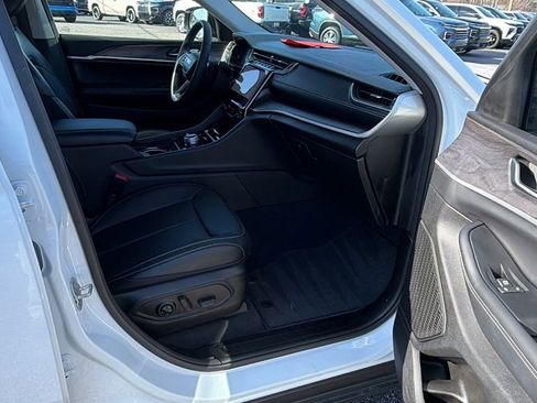 Used 2023 Jeep Grand Cherokee L Limited w/ Luxury Tech Group II image 17