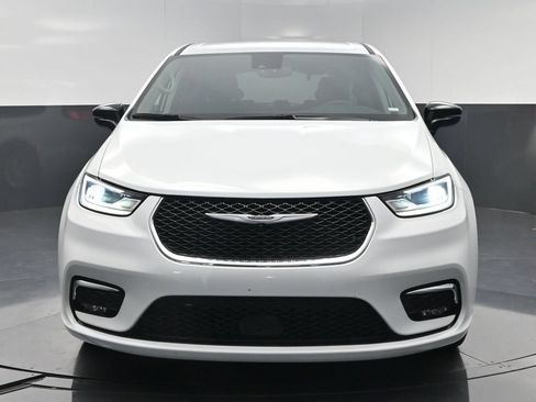 Used 2024 Chrysler Pacifica Touring-L FWD image 17