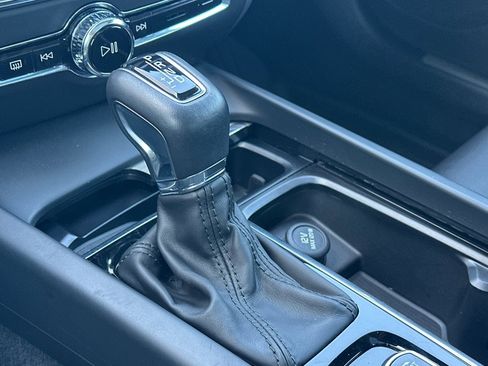 Used 2021 Volvo S60 T6 Inscription w/ Climate Package image 17