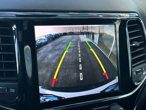 Used 2021 Jeep Grand Cherokee SRT image 19