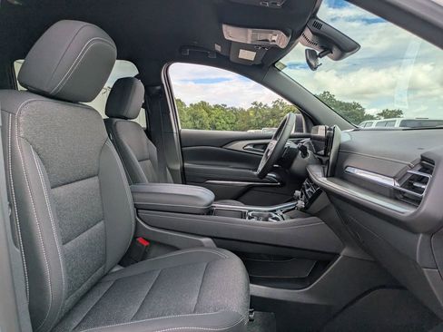 Used 2025 Chevrolet Traverse LT image 32