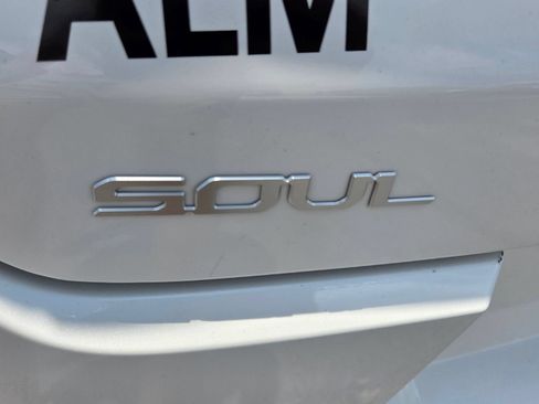 Used 2025 Kia Soul LX w/ LX Technology Package FWD image 11