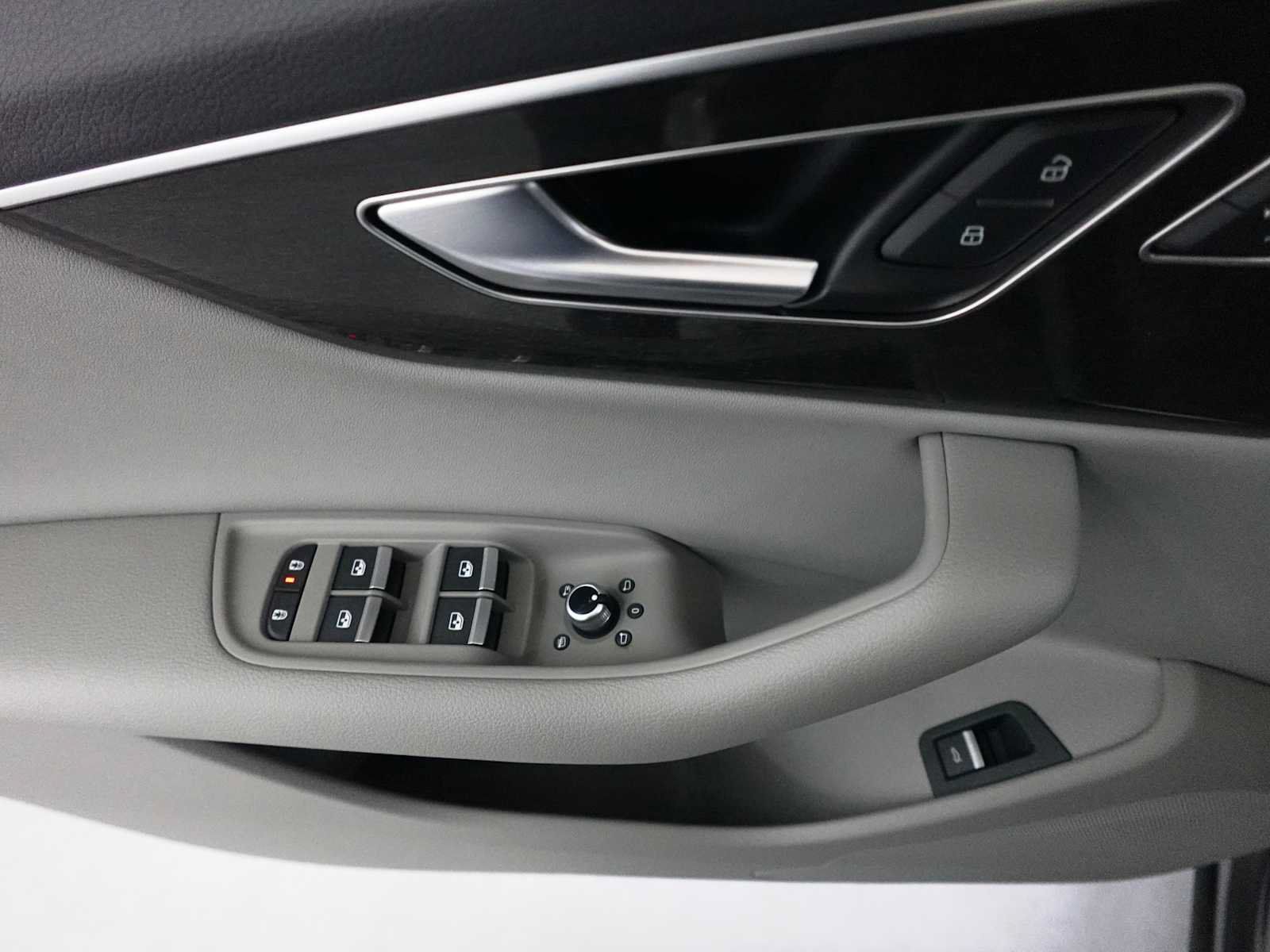 Used 2023 Audi Q7 2.0T Premium w/ Convenience Package AWD/4WD image 11