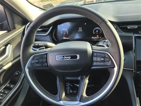 Used 2023 Jeep Grand Cherokee Laredo X image 15