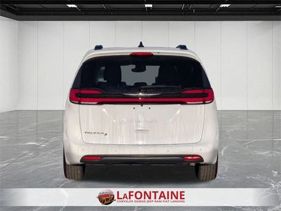 New 2026 Chrysler Pacifica Select w/ S Appearance Package