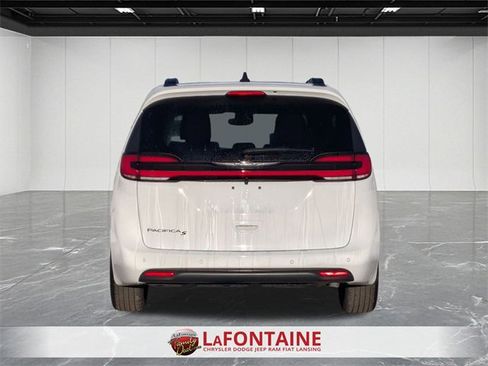 New 2026 Chrysler Pacifica Select w/ S Appearance Package image 4