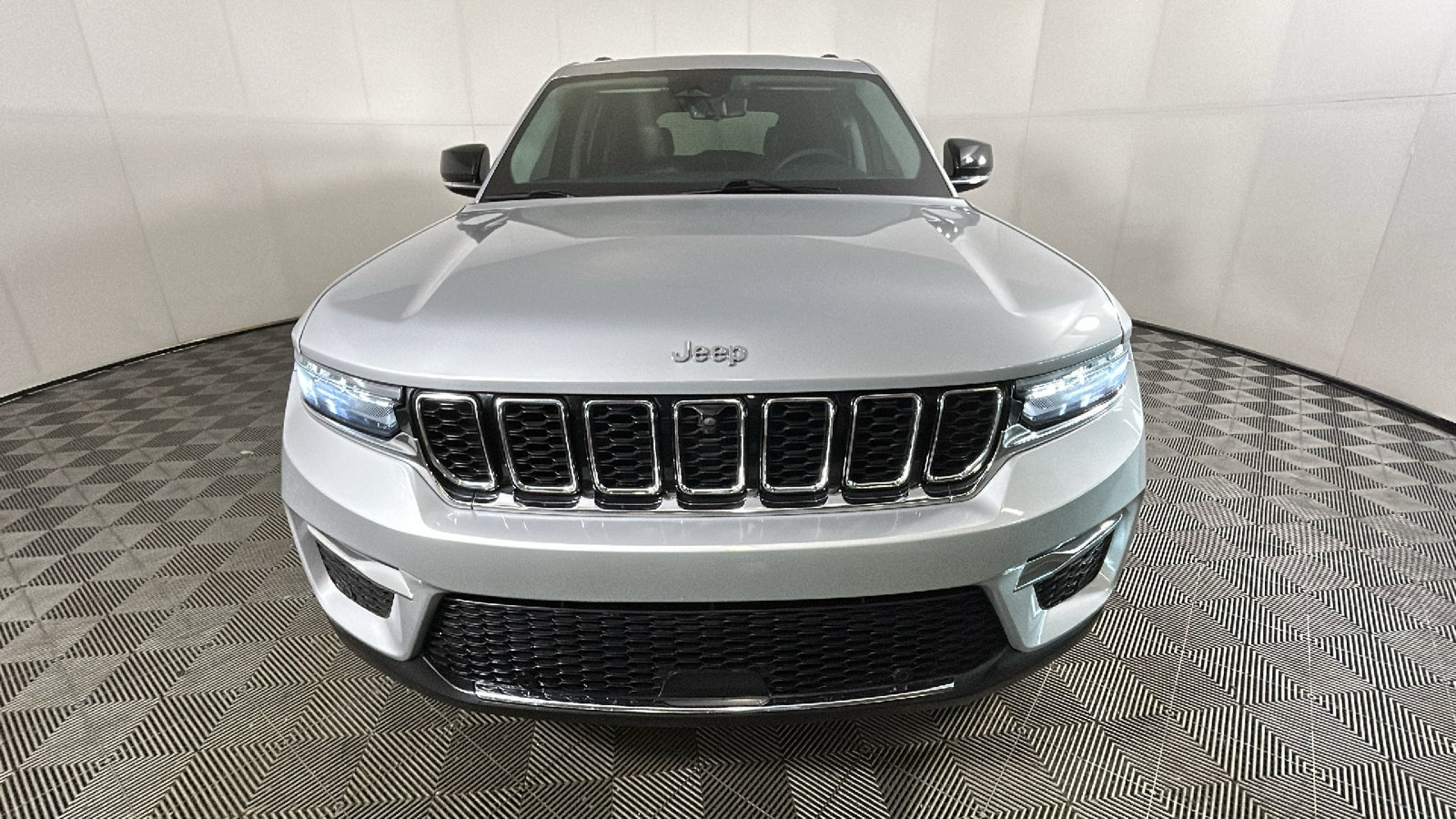 Used 2023 Jeep Grand Cherokee Limited w/ Luxury Tech Group II RWD image 9
