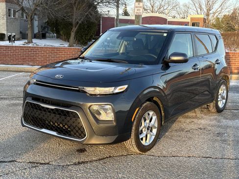 Used 2020 Kia Soul S image 2