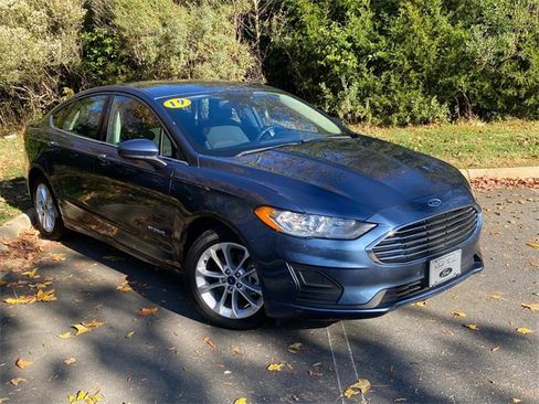 Used 2019 Ford Fusion SE image 1