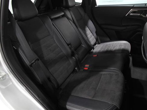 Used 2023 Mitsubishi Outlander SE image 18