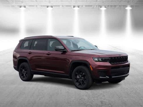 Used 2024 Jeep Grand Cherokee L Laredo image 2