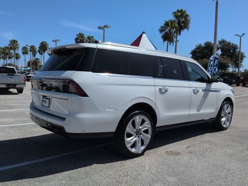Certified 2025 Lincoln Navigator L Reserve AWD/4WD image 4