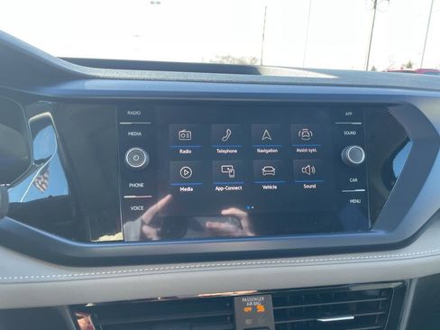 Used 2024 Volkswagen Taos SE image 25